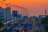 Khi ánh hoàng hôn khẽ chạm dịu dàng trên vai người thành phố