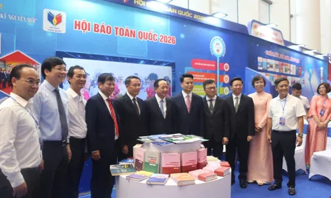 Lãnh đạo Đảng, Nhà nước tham quan không gian trưng bày tại Hội Báo toàn quốc 2026